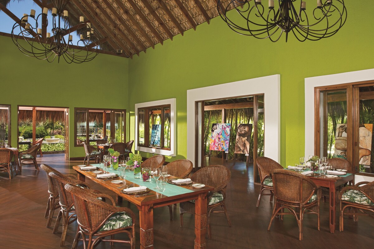 4 restaurants, breakfast, lunch, dinner served; Italian cuisine