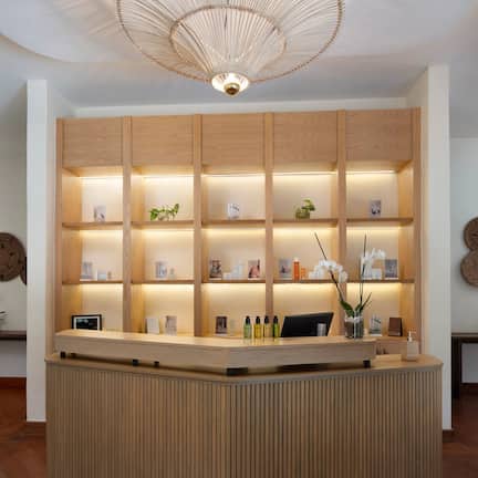 Couples treatment rooms, sauna, hot tub, steam room, body treatments