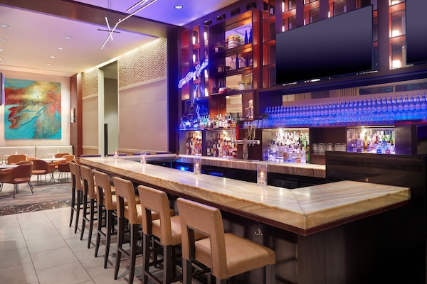 2 bars/lounges