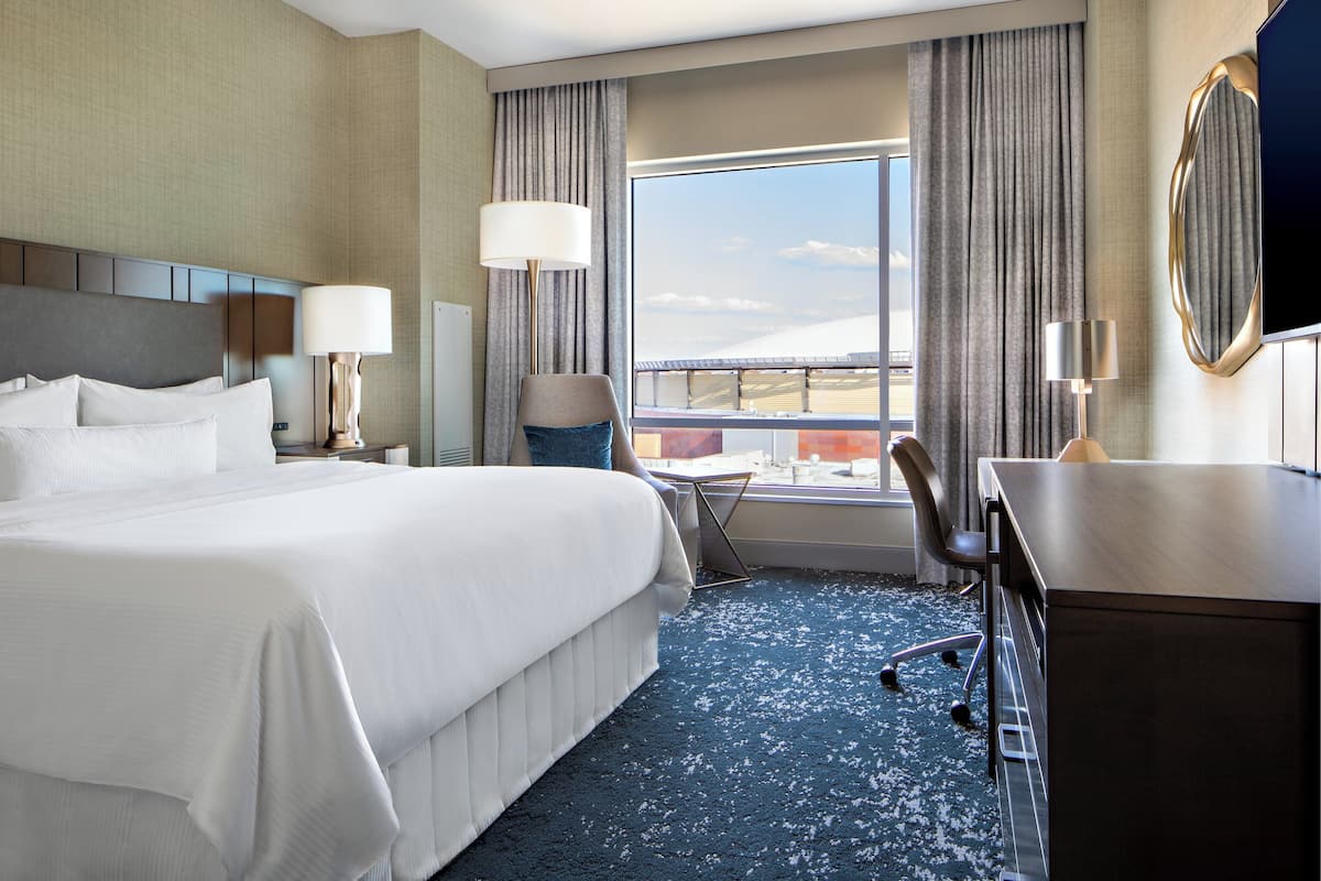 Traditional Room, 1 King Bed | Hypo-allergenic bedding available, pillowtop beds, minibar, in-room safe