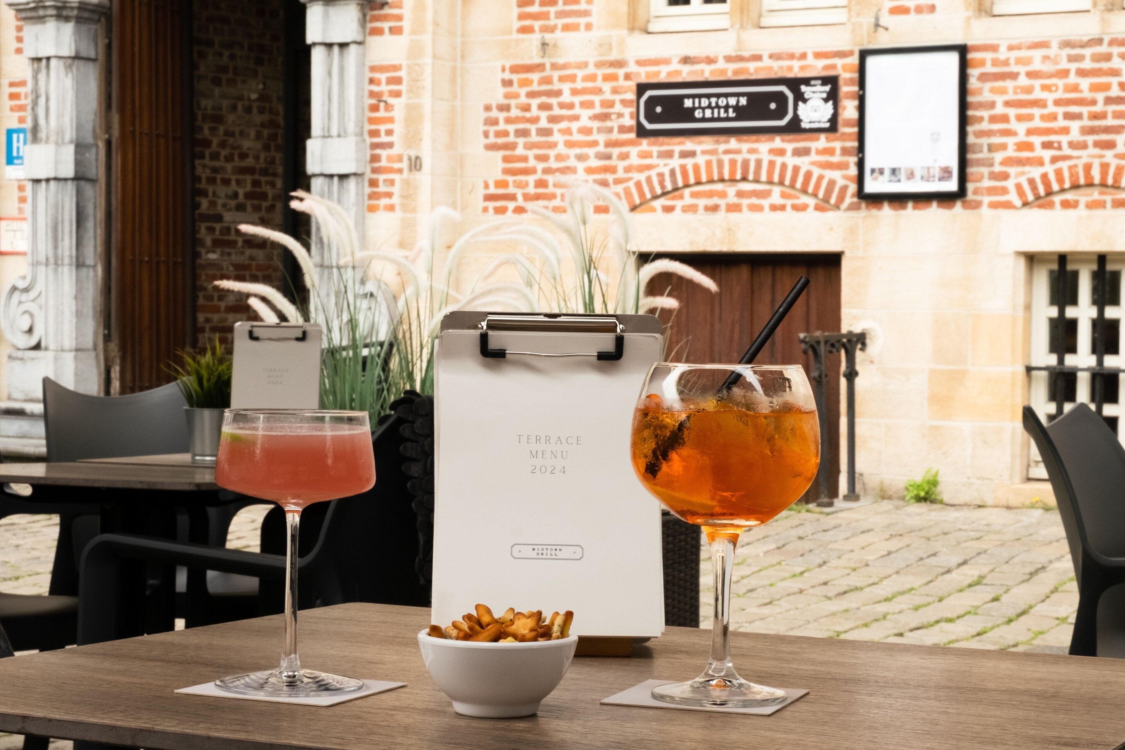 breakfast, lunch served; international cuisine, al fresco dining