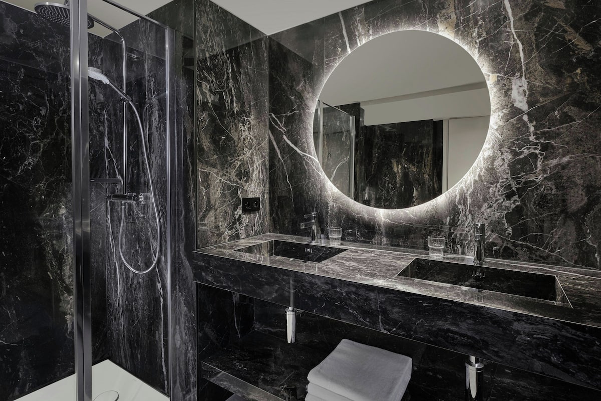 combined shower/bathtub, free toiletries, hair dryer, bathrobes