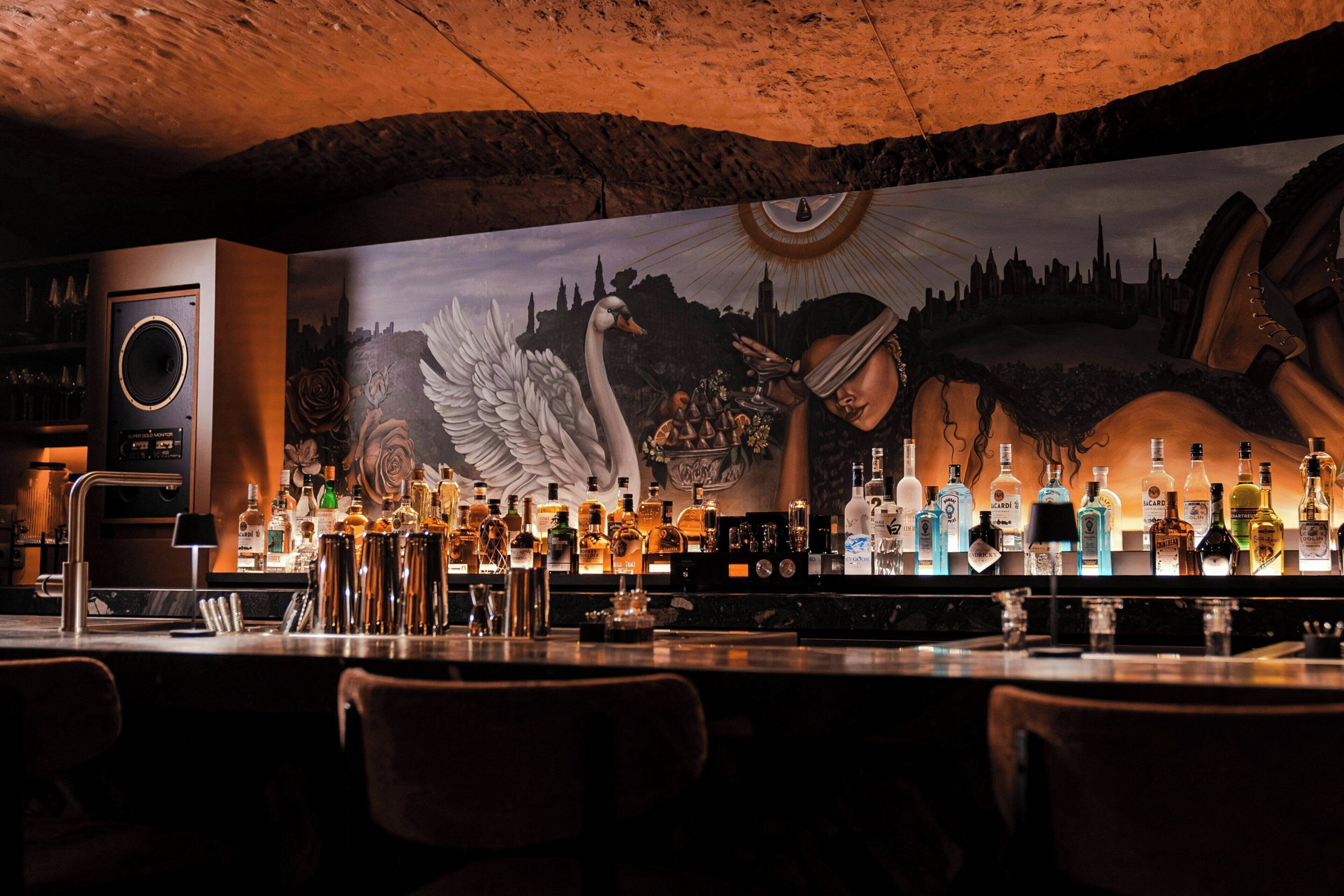 2 bars/lounges, lobby lounge