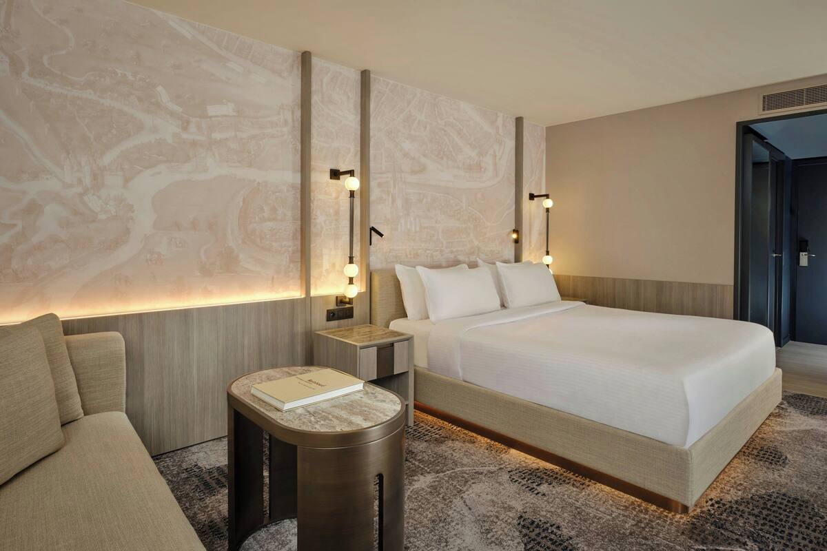 deluxe room, 1 king bed, non smoking | 1 bedroom, premium bedding, down duvets, memory-foam beds