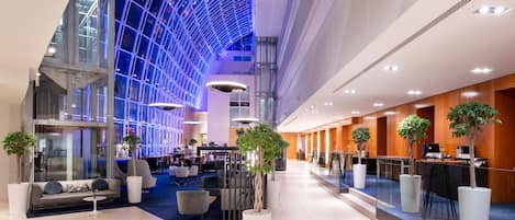 Serviert Mittagessen und Abendessen