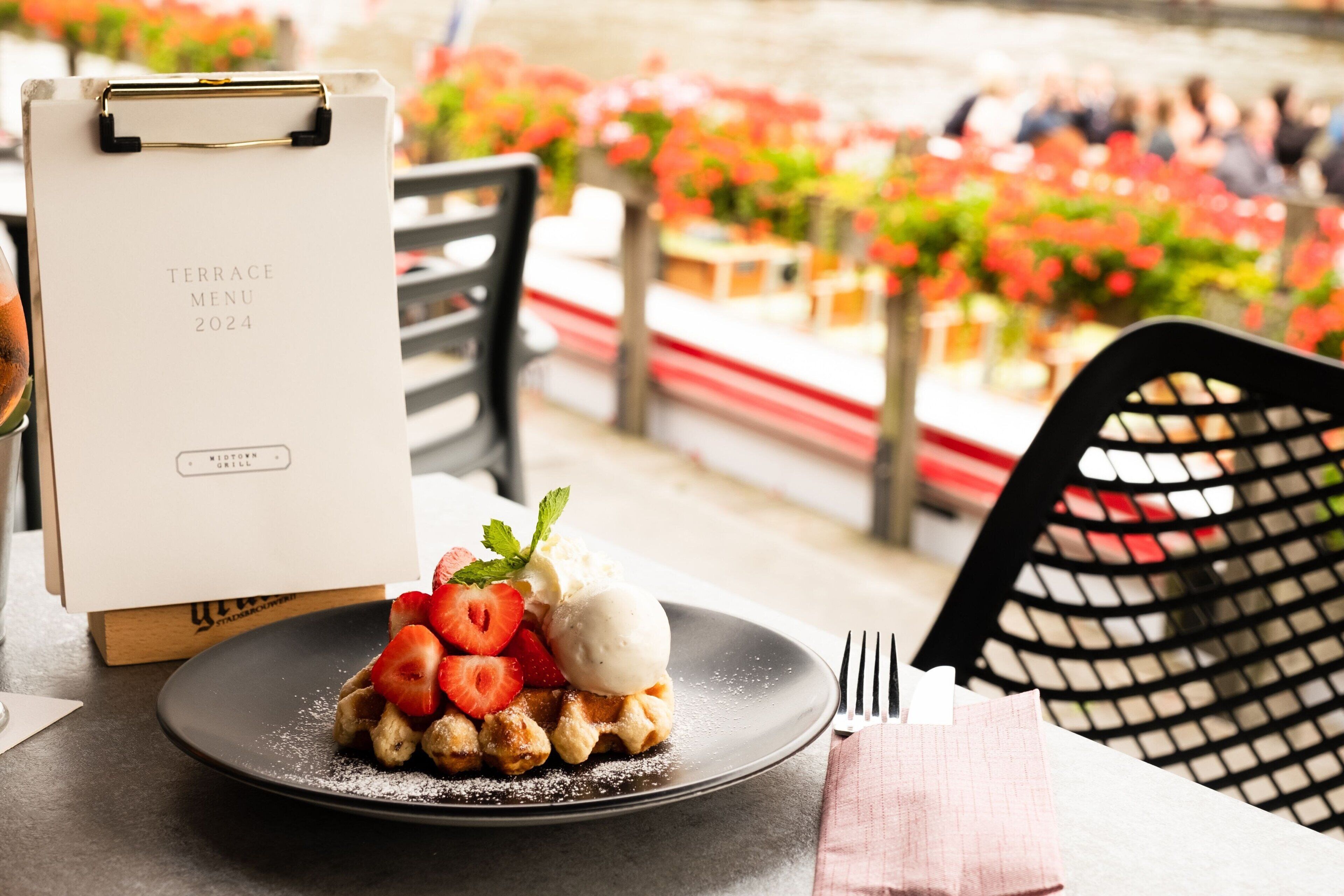 breakfast, lunch served; international cuisine, al fresco dining