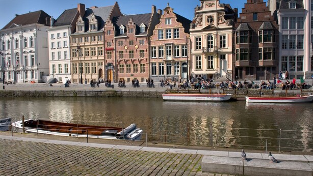 Un canal con barcos y edificios históricos a lo largo del agua.