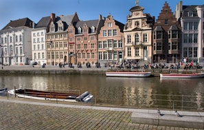 Un canal con barcos y edificios históricos a lo largo del agua.