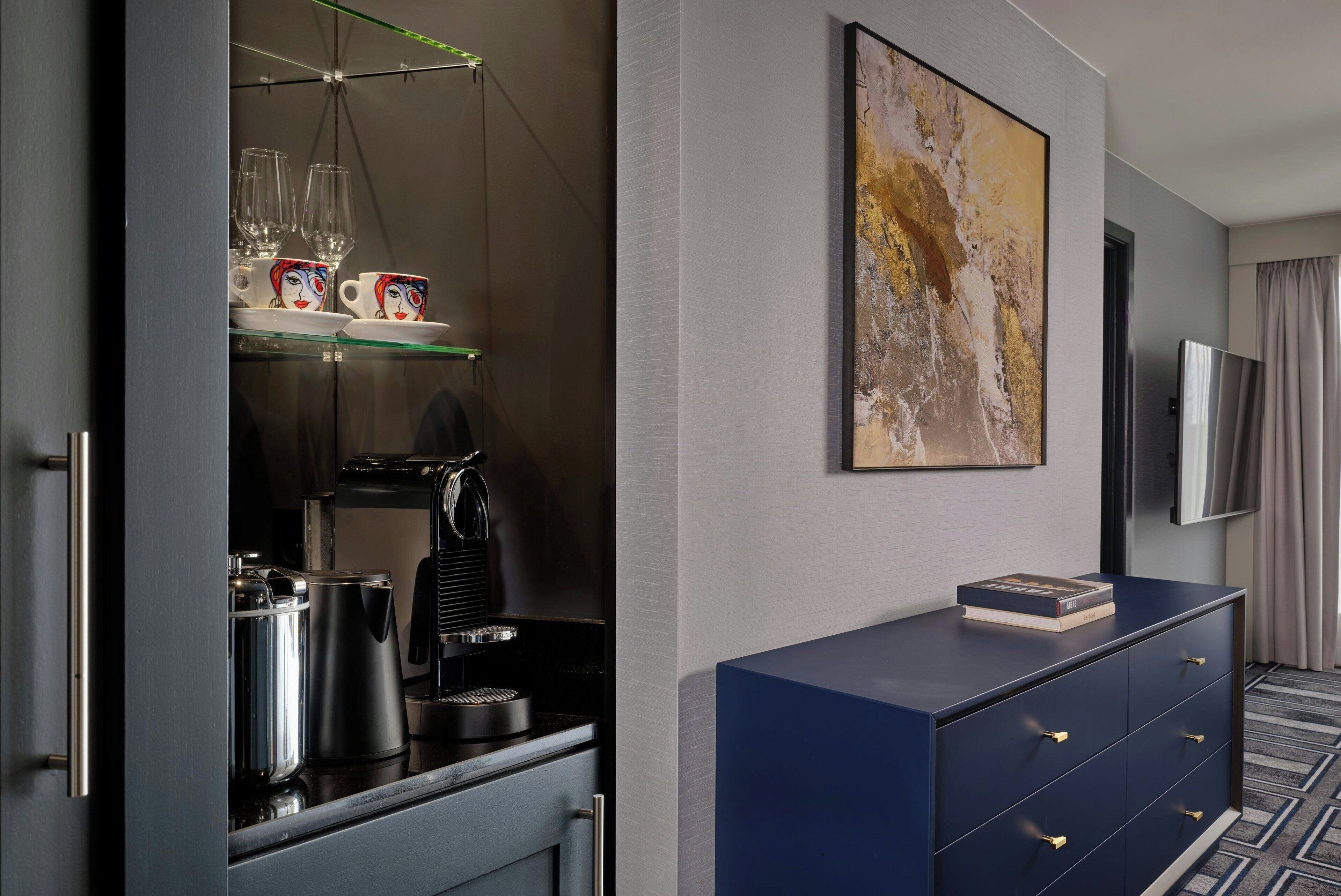 deluxe room, 1 king bed, non smoking | 1 bedroom, premium bedding, down duvets, memory-foam beds