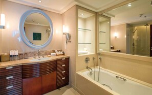 Separate bathtub and shower, free toiletries, hair dryer, bathrobes - Sheraton Guiyang Hotel (Guiyang)