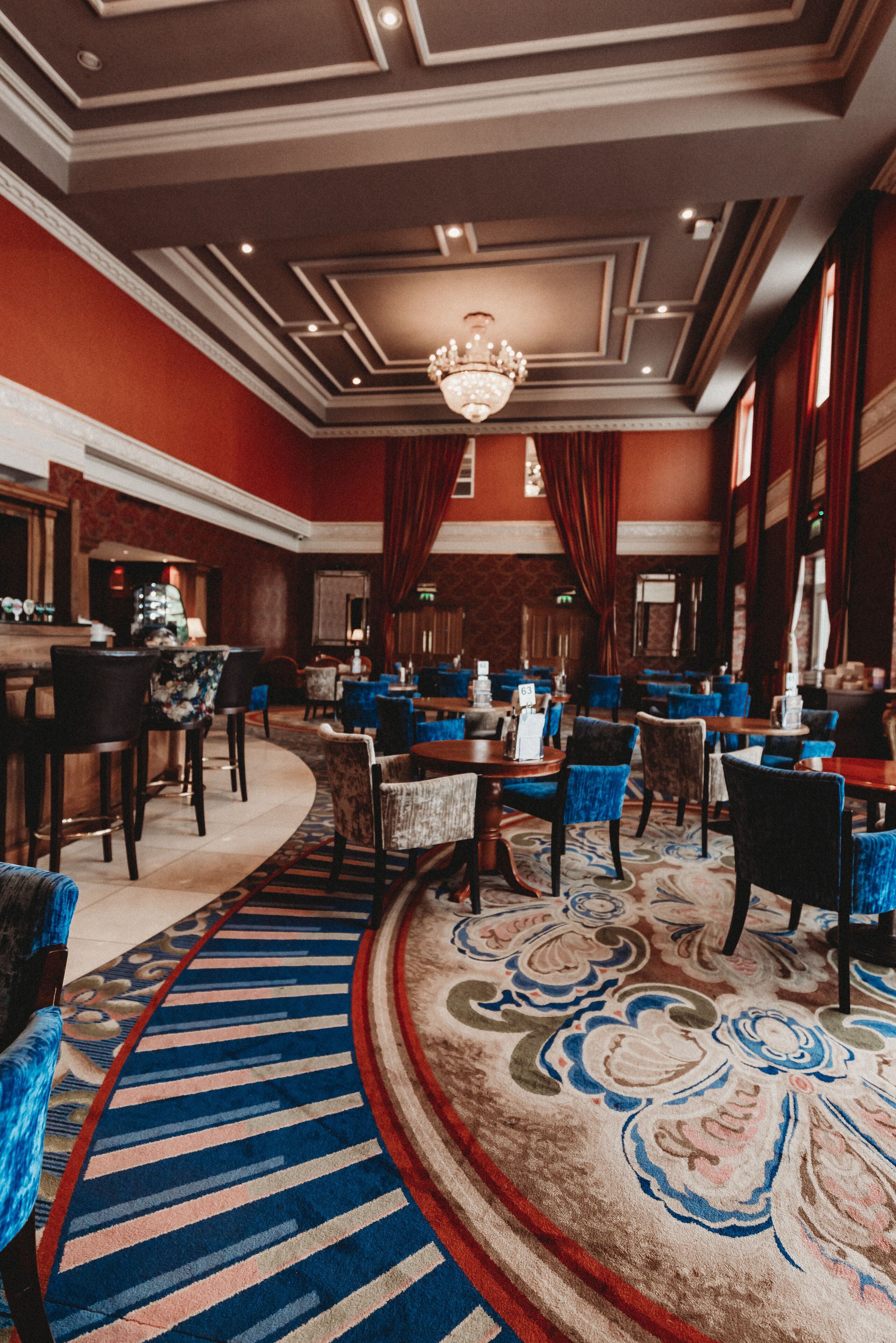 2 bars/lounges