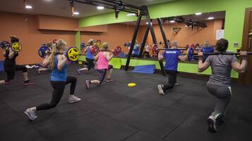 Un gimnasio con equipo de halterofilia y espejos.