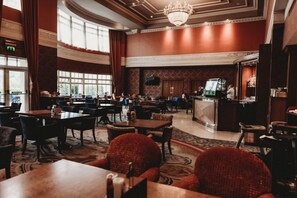 2 bars/lounges