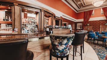 2 bars/lounges