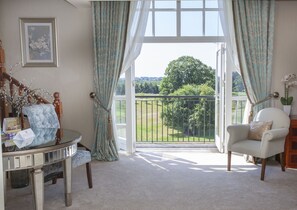 Caja de seguridad en la habitación y escritorio 
