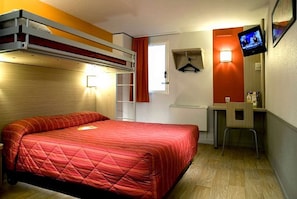 Quarto standard, várias camas (1 Double and 1 Single bed) | Escrivaninha, espaço de trabalho para notebook, berços grátis