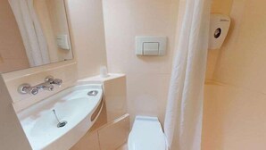 Un bagno con lavandino, specchio e WC.