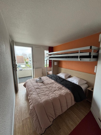 Triple Room | Desk, laptop workspace, blackout drapes, iron/ironing board