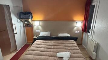 Standard-dobbeltværelse | Skrivebord, arbejdsområde til bærbare computere, mørklægningsgardiner