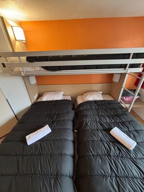 Standard trippelrum | Skrivbord, arbetsyta för laptop och mörkläggningsgardiner