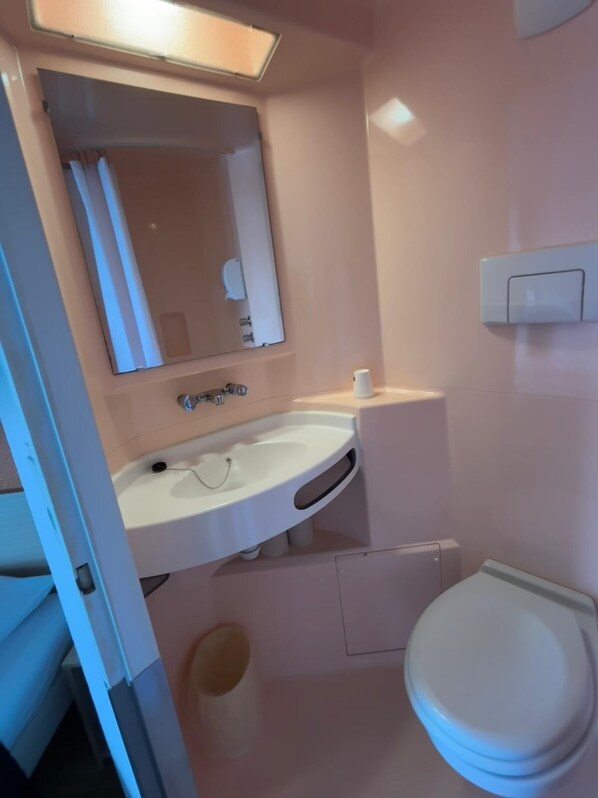 Triple Room | Bathroom | Eco-friendly toiletries, towels - Classic Hôtel (Fontenay-Tresigny)