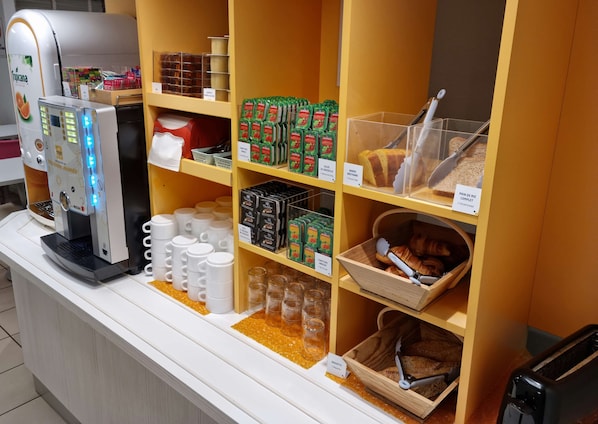 Daily cooked-to-order breakfast (EUR 6.9 per person)