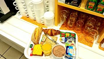 Desayuno a la carta diario (EUR 6.9 por persona)