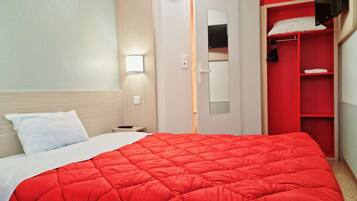 Escritorio, cortinas blackout, wifi gratis y ropa de cama