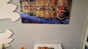 Daily cooked-to-order breakfast (EUR 6.9 per person)