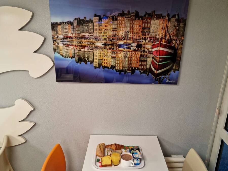 Se ofrece un desayuno a la carta (6.9 EUR por persona)