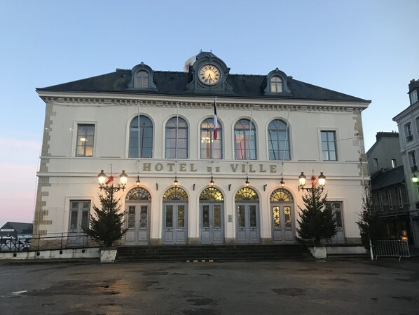 A historic building with a clock tower, arched windows, and a sign reading "HOTEL DE VILLE". - Premiere Classe Honfleur (Honfleur)