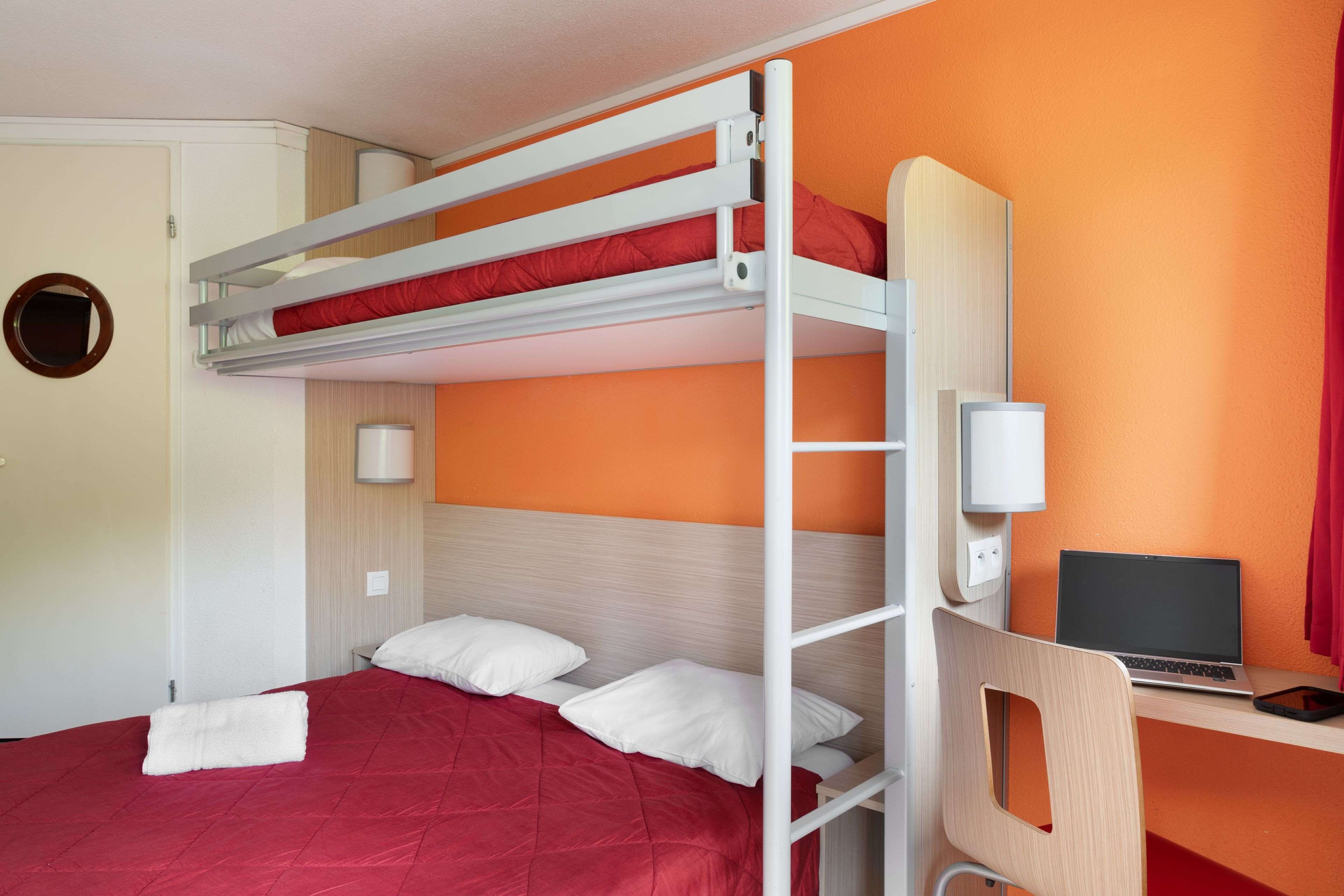 Standaard kamer, meerdere bedden (1 Double and 1 Single bed) | Een bureau, gratis wifi, beddengoed