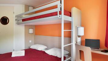 Kamar Standar, Beberapa Tempat Tidur (1 Double and 1 Single bed) | Meja kerja, Wi-Fi gratis, dan seprai linen