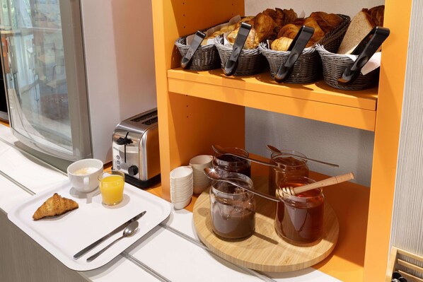 To-go breakfast on weekdays (EUR 6.90 per person) - Première Classe La Ville-Du-Bois (La Ville-du-Bois)