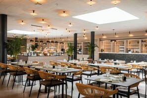 5 restaurantes, se sirve cena, cocina mediterránea 