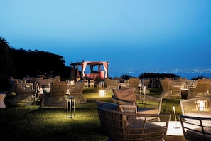 2 bars/lounges