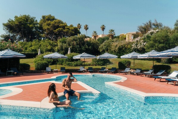 3 outdoor pools, pool umbrellas, sun loungers