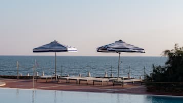 3 piscine all'aperto, ombrelloni da piscina, lettini