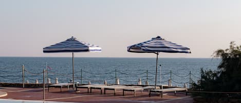3 buitenzwembaden, parasols bij het zwembad en ligstoelen