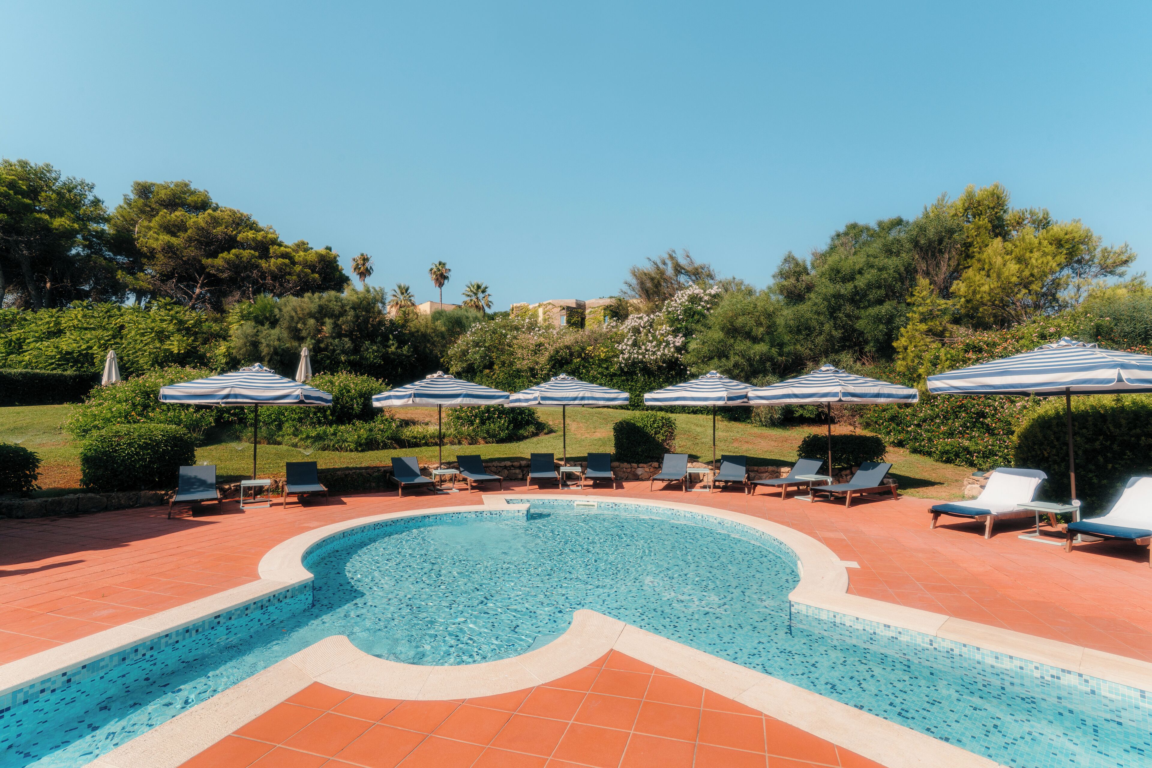 3 albercas al aire libre, sombrillas en la alberca y camastros 