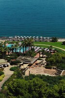 Un resort con piscina, ombrelloni e palme.