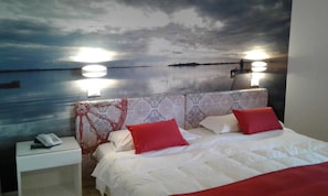 In-room safe, desk, blackout drapes, bed sheets - Perla del Golfo Resort (Terrasini)