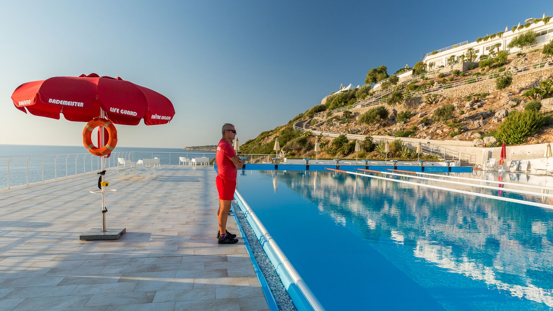 Una piscina al aire libre de temporada