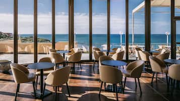 Petit déjeuner, déjeuner et dßner servis sur place