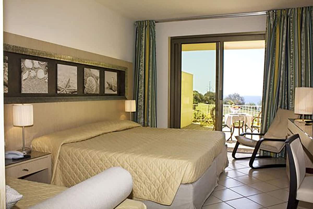 1 bedroom, in-room safe, desk, blackout curtains