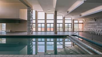 Una piscina techada, una piscina al aire libre