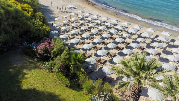 Private beach, free beach shuttle, sun-loungers, beach umbrellas