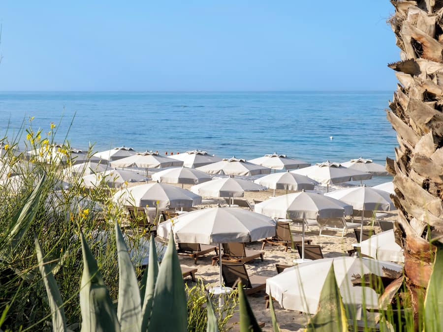 Private beach, free beach shuttle, sun-loungers, beach umbrellas