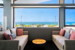 4 bars/lounges, beach bar