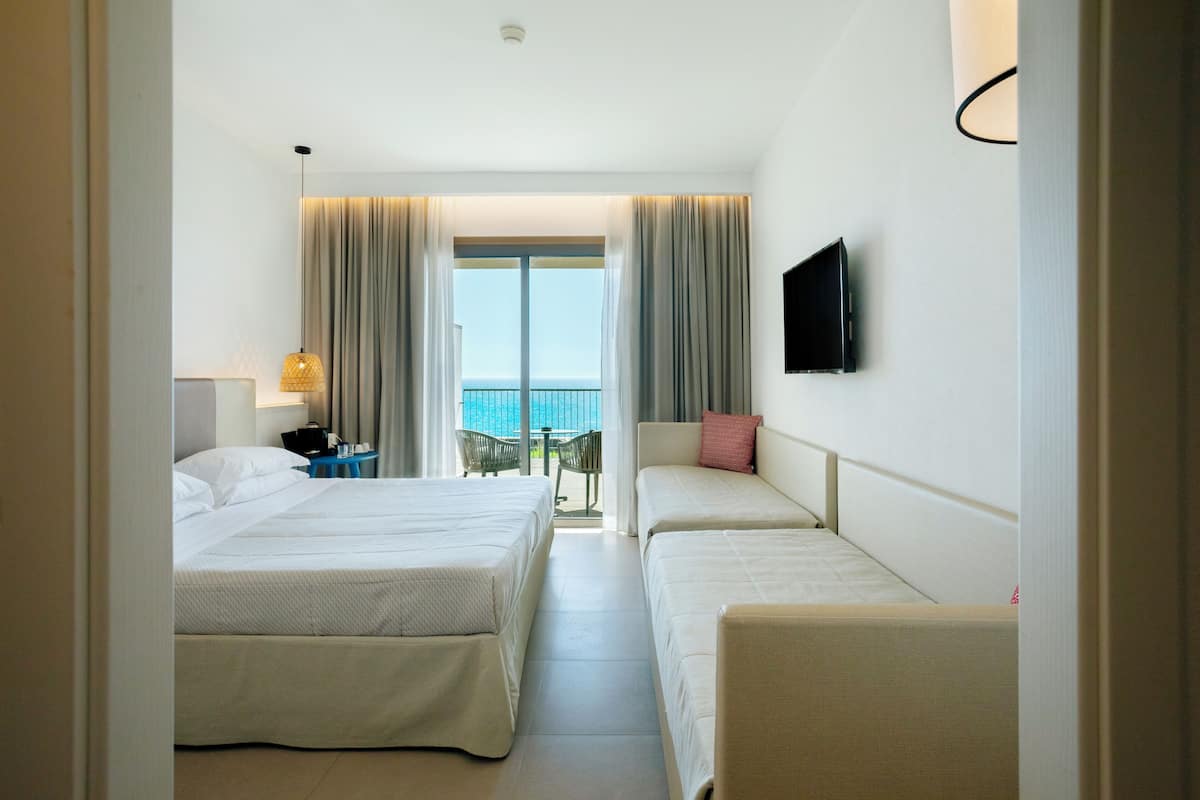 Deluxe Quadruple Room Sea View (includes 1 free Spa access per person per stay) | 1 chambre, coffres-forts dans les chambres, Wi-Fi gratuit, draps fournis